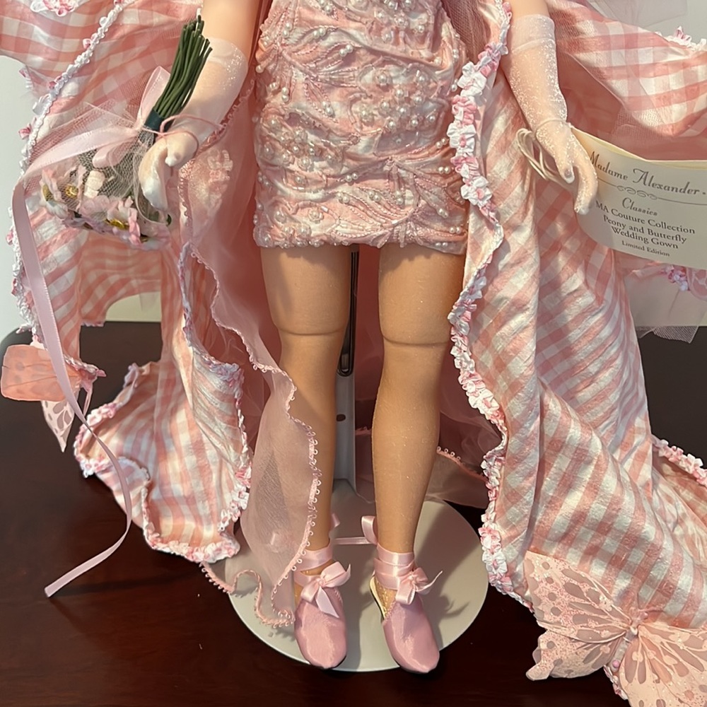 🦋 Madame Alexander’s 20” Peony and Butterfly Wedding Gown #22240 - Picture 5 of 12